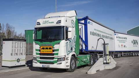 Flisbil (HCT, High Capacity Transport) vid laddningsstation. Flisbil (HCT, High Capacity Transport) vid laddningsstation.