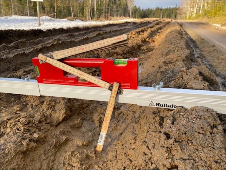 tumstock som visar 16 cm spårdjup
