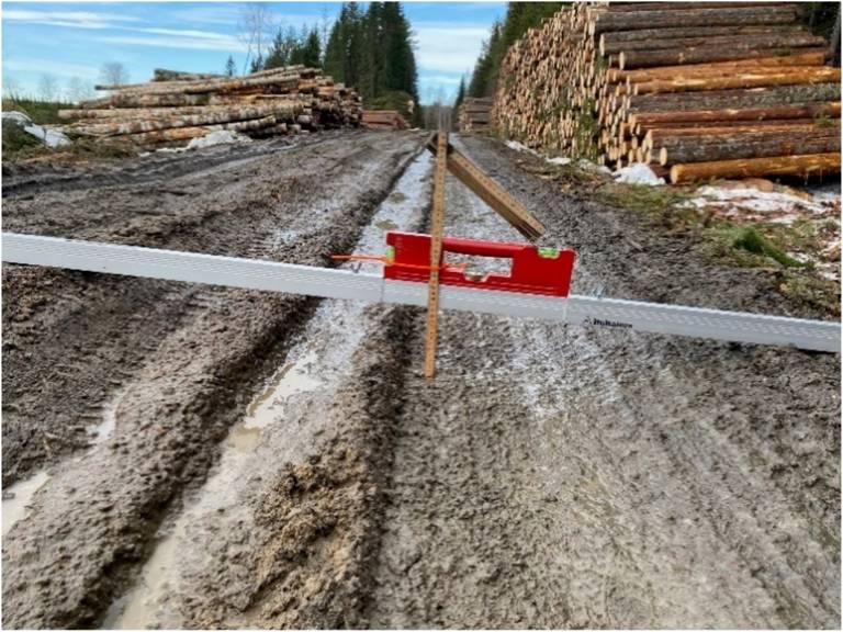 tumstock som visar 14 cm djup spårskada