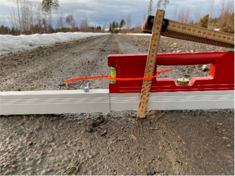 tumstock visar 2 cm spårdjup