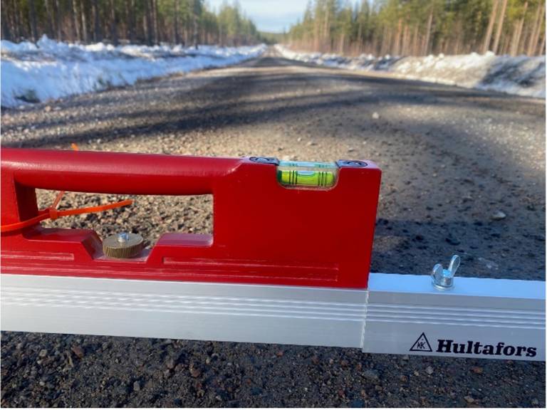 vattenpass som visar lutning