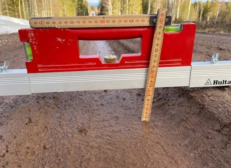 tumstock som visar 7 cm spårdjup